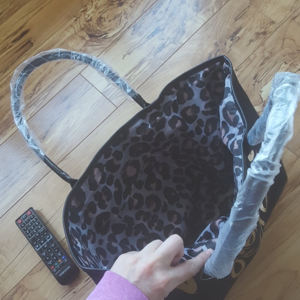 Victoria Secret NWT bag/ tote black and gold - Picture 2 of 6